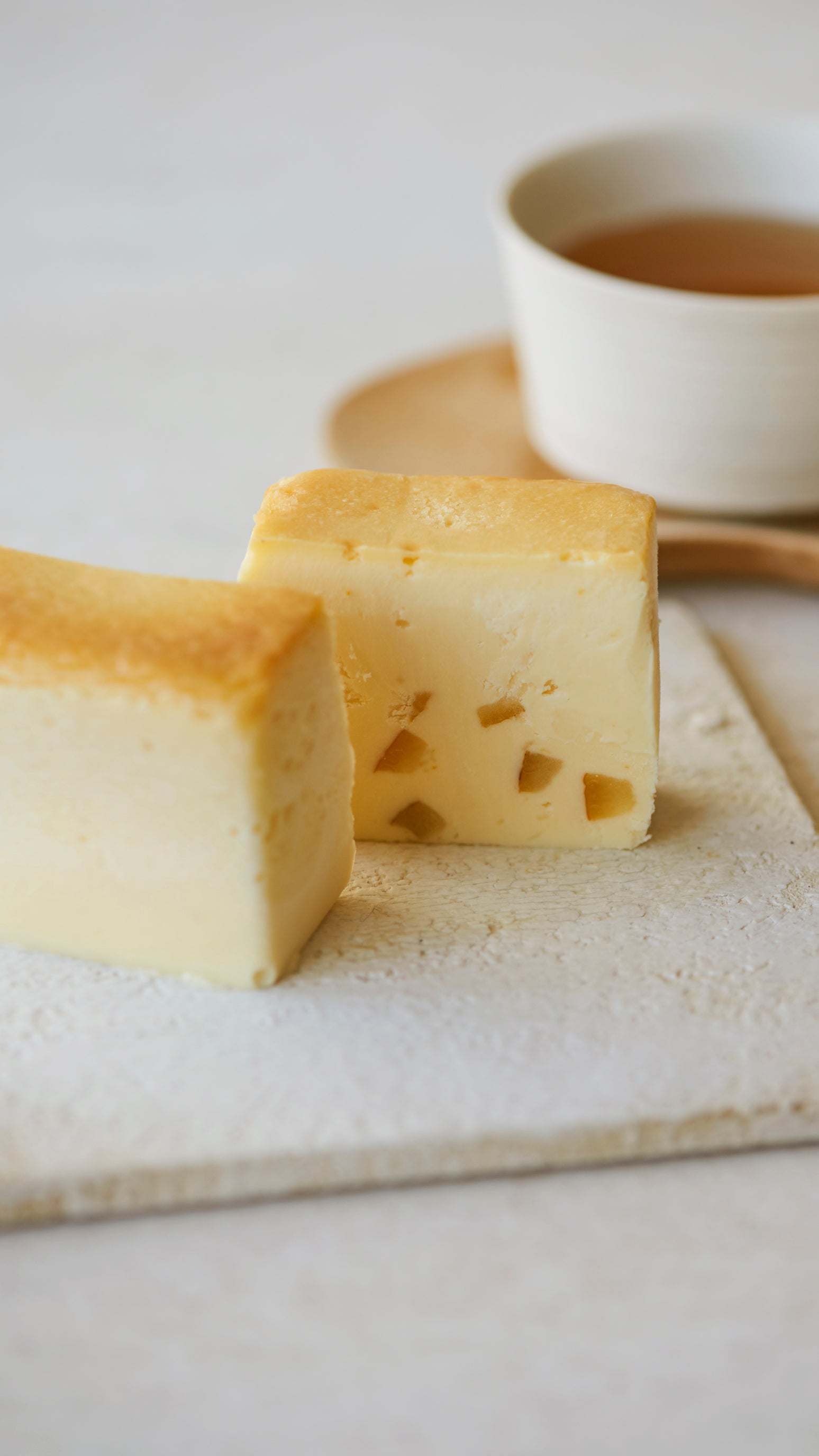 みゅページ フィーチャー缶 30個 ビスキュイ缶（チーズ＆ブラックペッパー）: スイーツ・洋菓子